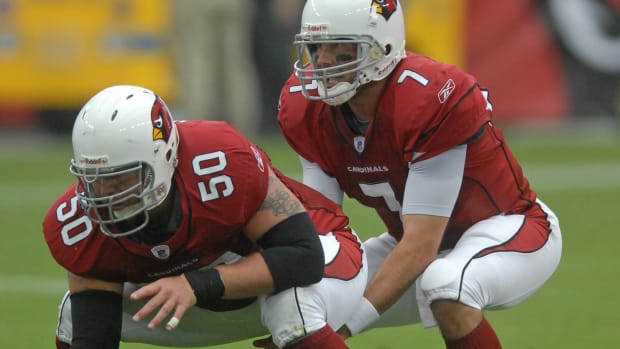 Al Johnson snapping the ball to Matt Leinart with the Arizona Cardinals (Credit: Mark J. Rebilas-USA TODAY Sports)